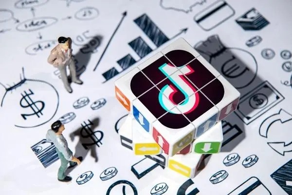 快手上线喜翻，抖音推出群聊，短视频社交会成为下一个增长点吗？